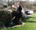 Bild: Portner
Barfuß ist Kneippexpertin Barbara Winkler am liebsten unterwegs. Morgens schätzt sie den Kältereiz am neuen Bachlauf und auch ihren Garten-Pool als „Oase des Glücks“ in der Teunzer Siedlung.