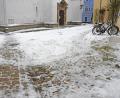 Bild: Gabi Schönberger
Der Kirchplatz von St. Michael in Weiden soll barrierefrei werden. Der erste Bauabschnitt umfasst den Bereich vor dem Haupteingang bis zur Mauer (rechts), wo im Moment noch die Fahrradständer stehen.
