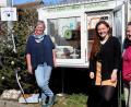 Bild: Stephan Huber
Margit (rechts) und Paula Haberberger (links daneben) hatten die Idee: Sie stellten im Januar bei sich im Wagrain-Viertel Ambergs ersten Verschenkeschrank auf. Seit einer Woche steht dieser nun bei Sabine Kreiner (links) in Alt-Eglsee.