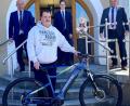 Bild: Marion Graf-Miedl/exb 
Von Kundenberatern der Bank bekam Michael Eichhammer (vorne) das E-Bike ausgehändigt.