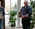 Bild: den
Uli Roth, Vorsitzender des SPD-Ortsvereins (rechts) gratulierte Hans-Werner Jakob zum 70. Geburtstag und ernannte ihn gleichzeitig zum Ehrenmitglied.
