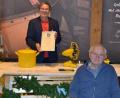 Bild: Markt Eslarn/exb
Bürgermeister Reiner Gäbl (hinten) ehrt Kommunbraumeister Georg Zierer zum 70. Berufsjubiläum.