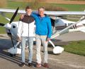 Bild: mfh
Fluglehrer Bernd Keck (rechts) ist stolz auf seinen Sohn Samuel (links), der seinen ersten Alleinflug mit Bravour absolviert hat.