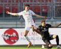 Bild: Daniel Karmann/dpa
Nürnbergs Georg Margreitter (rechts) und Kiels Torschütze Janni Serra kämpfen um den Ball. Der Club holte gegen den Aufstiegsaspiranten ein mehr als verdientes 1:1.