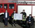 Bild: bir
Durch die Crowdfunding-Aktion wurden Spendengelder für eine Drohne für die Feuerwehr Bärnau gesammelt. Im Bild (von links): Regionalmarktleiter Berthold Bauer, Geschäftsstellenleiter Günter Zwerenz, Erster Kommandant Michael Zintl, Zweiter Kommandant Christian Schedl und Zweiter Vorsitzender Florian Schwägerl.