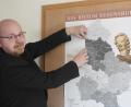 Bild: Gabi Schönberger
Dekan Johannes Lukas zeigt auf einer Bistumskarte die Ausdehnung des künftigen Dekanats Weiden-Neustadt, das die Gebiete der derzeitigen Dekanate Weiden, Neustadt und Leuchtenberg umfasst.