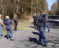 Bild: bkr
Zum Bankett hin ist die Fahrbahn der Gemeindeverbindungsstraße zum Naabtal in Witzlasreuth an vielen Stellen abgesackt, wie die Messlatte zeigt. Vom eigenen Bauhof können die Schäden nicht behoben werden.