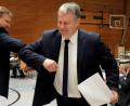 Archivbild: Stephan Huber
Glückwunsch in Coronazeiten: Landrat Richard Reisinger (rechts) gratuliert in der konstituierenden Sitzung des Kreistags Amberg-Sulzbach seinem soeben neu gewählten und vereidigten Stellvertreter Stefan Braun (links) zum eindeutigen Wahlergebnis.