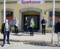 Bild: bey
Sparkassen-Vorstandsvorsitzender Gerhard Hösl (links) und Bürgermeister Rainer Rewitzer (rechts) überreichen den Vereinsvorsitzenden oder Abteilungsleitern Stefan Kabitschke, Bernhard Vater, Irene Bock und Bernd Piehler (hinten, von links) die Spende aus der Gewährsträgerausschüttung 2021.
