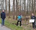 Bild: twi
Bürgermeister Konrad Kiener, Forstdirektor Alwin Kleber und Revierförster Hubert Amode (von links) bei der Übergabe des Forstbetriebsgutachtens für den Gemeindewald.