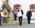 Bild: heb
Nach dem Gottesdienst, im Beisein der anwesenden Gläubigen, wurde Margareta Kumeth (Zweite von links) für ihr 60-jähriges verdienstvolles Wirken in der Kirchenmusik geehrt. Der Familienpreis 2021 wurde an das Bayerische Rote Kreuz, Kreisverband Tirschenreuth verliehen.