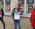 Bild: VG Königstein/exb 
Die neue Kita-App stellen (von links) Kindergartenleiterin Kerstin Höller, Bürgermeister Bernhard Köller und Tanja Herz, Mutter eines Kindergartenkindes, vor.