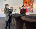 Bild: ass
Die erste offizielle Amberger Kunstmappe ist fertig. Ganz vorsichtig nimmt Julia Riß, die Leiterin des Stadtmuseums, Joe Ferstls "Unter schwerem Himmel" heraus. Kulturreferent Fabian Kern (Mitte) und A.K.T.-Vorsitzender Marcus Trepesch freuen sich auf mögliche Käufer.