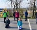Bild: Reindl Monika/exb
Die anwesenden Kinder der 4. Klasse – die 3. Klasse befindet sich im Moment noch im Distanzunterricht – präsentieren Bürgermeister Hermann Falk (links) stolz ihr Werk, das sie mit Sophie Högl (rechts) selbst geschrieben und gestaltet haben.