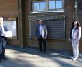 Bild: fpoz
Strahlende Gesichter bei der Spendenübergabe: Im Bild von links Landrat Roland Grillmeier, Tennisclub-Vorsitzender Herbert Pscherer und Bürgermeisterin Margit Bayer.