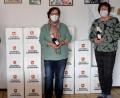 Bild: mrb
Die Vorstandsmitglieder Evi Rauch, Maria Pilhofer und Erika Beer vor den Kästen mit dem Fastenbier, das an die Mitglieder verteilt wird.