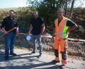 Archivbild: wro
Die erhoffte Stabilisierungshilfe käme auch der Verbesserung und dem Ausbau der Infrastruktur zugute. „Falkenberg treibt den Breitbandausbau voran“, betonte Bürgermeister Matthias Grundler (links) im September 2020 bei einem Baustellengespräch mit dem ausführenden Unternehmer Johannes Schaumberger und Bauhofleiter Richard Bitterer (rechts).