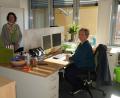 Bild: lhc
Doris Weber (links) und Andrea Berger nehmen im neuen, modern und hell gestalteten Sekretariat im Hauptgebäude der Walter-Höllerer-Realschule vom 10. bis 14. Mai die Anmeldungen künftiger Schüler entgegen..