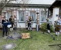 Bild: u
Die Gruppe „Jedsmal Anerschd“ lockert die Jubiläumsfeier musikalisch auf. Sie erfüllt dabei natürllich die Vorgaben des Gesundheitsamts, spielte im Freien auf und tritt mit (von links) Andrea und Matthias Fenk, Roland Ertel sowie Josef und Jakob Hofmann in nur fünfköpfiger Besetzung auf, deren Mitglieder aus nur drei Haushalten stammen.