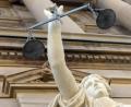 Symbolbild: Stefan Puchner
Vor dem Justizgebäude steht eine Statue der Göttin Justitia.