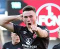 Bild: Daniel Karmann/dpa
"Ich war's": Dennis Borkowski bejubelt sein Tor zum 1:0 für den 1. FC Nürnberg gegen Holstein Kiel.
