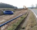 Bild: Portner
Neue Rohre: Die Wasserleitung wird auf einer Länge von 1540 Metern entlang der Straße zwischen Ödmiesbach und Teunz neu verlegt. Spätestens im August soll die Maßnahme abgeschlossen sein.