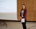 Bild: bjp
Als examinierte Altenpflegefachkraft sammelte sie Erfahrung in sozialer Arbeit, die ihr nun auch für ihre Arbeit als Schwarzenbacher Quartiersmanagerin zugutekommt: In der Gemeinderatssitzung stellte Franziska Schraml-Pöllmann sich und ihr erstes Projekt, den "Generationen-Leitfaden" für die Gemeinde Schwarzenbach, vor.
