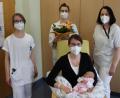 Bild: Kliniken Nordoberpfalz, Michael Reindl/exb
Hebamme Vivien Neudert, Dr. Sophie Herzer und Stationsleiterin Elisabeth Kick (von links) gratulierten der kleinen Lea und ihrer Mama Judith zur 500. Geburt des Jahres im Klinikum Weiden.