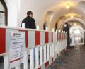 Bild: Gabi Schönberger
Die Malteser-Mitarbeiterin nimmt den Testwilligen an der Station im Alten Rathaus in Empfang. Bis auf Freitag und Sonntag hat das Schnelltestzentrum täglich geöffnet und wird mittlerweile gut frequentiert.