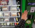 Bild: wpt
Wurst rund um die Uhr: Die Metzgerei Piehler aus Irrenlohe bei Schwarzenfeld hat seit einigen Jahren einen Frischfleisch-Automaten, den der Besitzer „Horst“ getauft hat. Die Nachfrage ist hoch, die Coronapandemie hat daran aber nichts verändert.