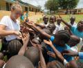 Bild: Katrin Orlamünder
Im Jahr 2018 unterrichtete Magdalena Schneider (links) während eines Praktikums Kinder an der "Precious Hope School". Für die ersten Absolventen wird nun um Unterstützung auf dem weiteren Berufsweg gebeten.