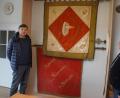 Bild: mmj
Peter Lampl (links) und Hans Vogl haben ein Faible für Heimatgeschichte. Die Restaurierung der über 100 Jahre alten Fahnen des Burschenvereins (oben) und des Männervereins soll als nächstes angepackt werden.