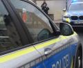 Bild: Gabi Schönberger
Eine 30-jährige Weidenerin stieß zwei Kinder vom ersten Stock in die Tiefe. Die Polizei brachte die mutmaßliche Täterin nach einem entsprechenden Unterbringungsbefehl des Haftrichters am Freitag in eine psychiatrische Klinik.