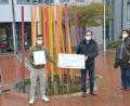 Bild: dob
Preisverleihung an der Realschule für ein großartiges Projekt, das Realschulstudienrätin Doris Thammer (rechts) im Geschichtsunterricht betreute. Dr. Dario Vidojković vom Volksbund Deutscher Kriegsgräberfürsorge (Zweiter von rechts) überreichte Preisgeld und Siegerurkunden. Tobias Horn (Zweiter von links) nahm die Urkunden stellvertretend entgegen. Schulleiter Kilian Graber (links) freute sich.