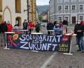 Bild: Gerhard Franz
DGB-Stadtverbandsvorsitzender Bernhard Wallner (links am Mikro) bedauerte, dass die Maikundgebung heuer erneut wegen Corona mit wenigen ausgewählten Teilnehmern auskommen musste, freute sich über deren Unterstützung aber dennoch.