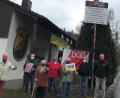 Bild: dgb/exb
„Solidarität ist nicht nur am 1. Mai unser Motto, sondern 365 Tage im Jahr. Dafür treten wir Gewerkschafter gemeinsam ein“, sagte der Regionssekretär der Oberpfalz Peter Hofmann (rechts) bei der Aufstellung des Freiheitsbaums im kleinen Kreis in Windischeschenbach. Mit dabei Manfred Haberzeth, der Sprecher des Ortskartells Windischeschenbach (links).