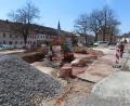 Bild: ow
Ein Drittel des Straßenkoffers ist bereits ausgebaggert und mit Granitschotter aus dem Fichtelgebirge verfüllt. Momentan wird das Erdreich bei der ersten Sichelkurve östlich des Kriegerdenkmals ausgehoben.