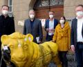 Bild: Stephan Huber
Vor dem Amberger Rathaus eröffneten Vertreter von Stadt, Landkreis und ZEN Ensdorf am Freitag die Klimaschutzwoche (von links): ZEN-Vorsitzender Florian Junkes, Landrat Richard Reisinger, Klimaschutzkoordinator Joachim Scheid, Klimaschutzmanagerin Corinna Loewert und Oberbürgermeister Michael Cerny.