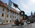 Bild: jr
Der Maibaum, mit bayerischer Fahne und drei Kränzen, ist startbereit zum Aufstellen.