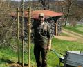 Bild: szl
Sven Förster, Vorsitzender des Ortsverschönerungsverein Wurz, mit der frisch eingepflanzten Mehlbeere nahe der Mosterei in Wurz.