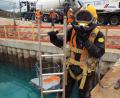 Bild: e
Der Spezialtaucher beim Einstieg in das vier Meter tiefe Grundwasser: Mit einem Pumpenausleger muss er die Betonage für eine Unterwasserbetonsohle erstellen.