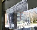 Bild: Gabi Schönberger
Eine Ausstellung für Fenstergucker: Die Schau "Voilá! Ärmel hoch!" im Neuen Rathaus lässt sich von draußen betrachten.