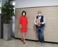 Bild: Matthias Sitzmann/exb
Realschuldirektorin Hannelore Reil-Heining gratulierte Johann Vollath.