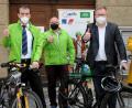 Bild: Stephan Huber
Daumen hoch zum Start der Aktion "Mit dem Rad zur Arbeit" in Amberg (von links): Thomas Bär und Stefan Schmidt (AOK), Oberbürgermeister Michael Cerny und Ambergs Klimaschutzmanagerin Corinna Loewert.
