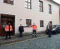 Bild: Maria Wagner/BRK Bärnau/exb
Im Pfarrheim Bärnau befindet sich jetzt eine Schnelltest-Station. Zum Auftakt übergab Pfarrer Konrad Amschl den Schlüssel an Bereitschaftsleiter Thomas Wagner. Mit dabei waren auch BRK-Kreisgeschäftsführer Holger Schedl (links) und Bürgermeister Alfred Stier (rechts).