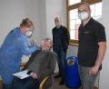Bild: pop
Im Hammerschloss in Schmidmühlen können sich die Bürger freitags testen lassen. Bürgermeister Peter Braun lässt sich beim Probelauf von Monika Ehrnsberger (First Responder) einen Abstrich nehmen. Mit dabei Apotheker Viktor Hammer und Maximilian Heimler (Leiter First Responder).