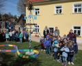 Bild: njn
Bei Sonnenschein stellten die Kinder und Erzieherinnen ihren Maibaum auf.