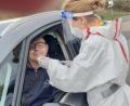 Bild: do
Auch Schlammersdorfs Bürgermeister Johannes Schmid nutzt die Gelegenheit, sich an der Drive-In-Station in Vorbach einem Corona-Schnelltest zu unterziehen.
