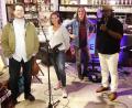 Bild: mfh
Von der Idee bis zum Livestream hatte die Band nur 14 Tage Zeit. Von links Felix Gleixner, Diana Laden, Michael Dandorfer, Ashonte „Dolo“ Lee und Toby Mayerl.