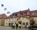 Bild: hl
Das Aufstellen des Maibaumes verlief wegen der Coronapandemie weniger stimmungsvoll als in der Vergangenheit.